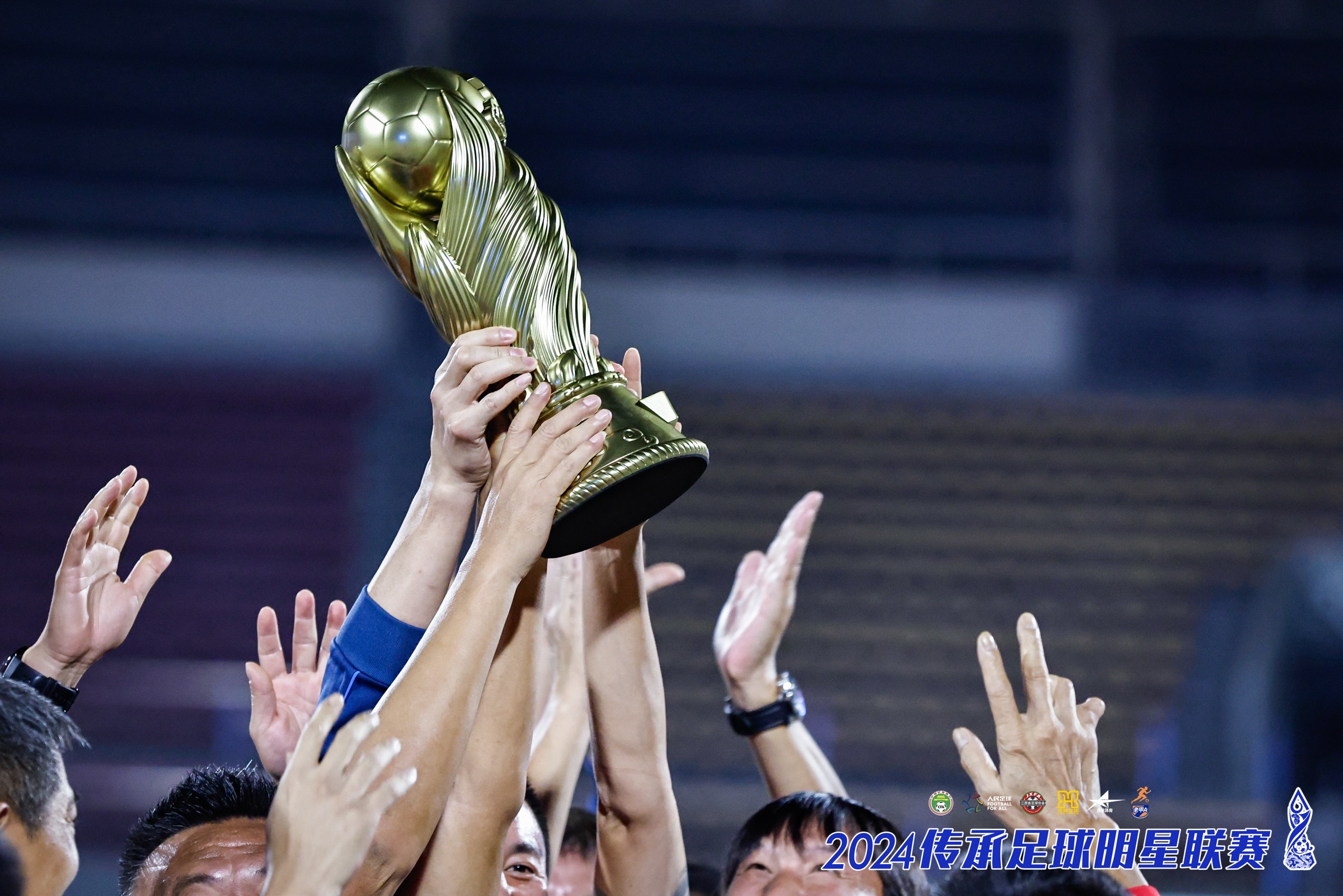 开云体育中国官网-国际足球赛事中球员技艺展现完美