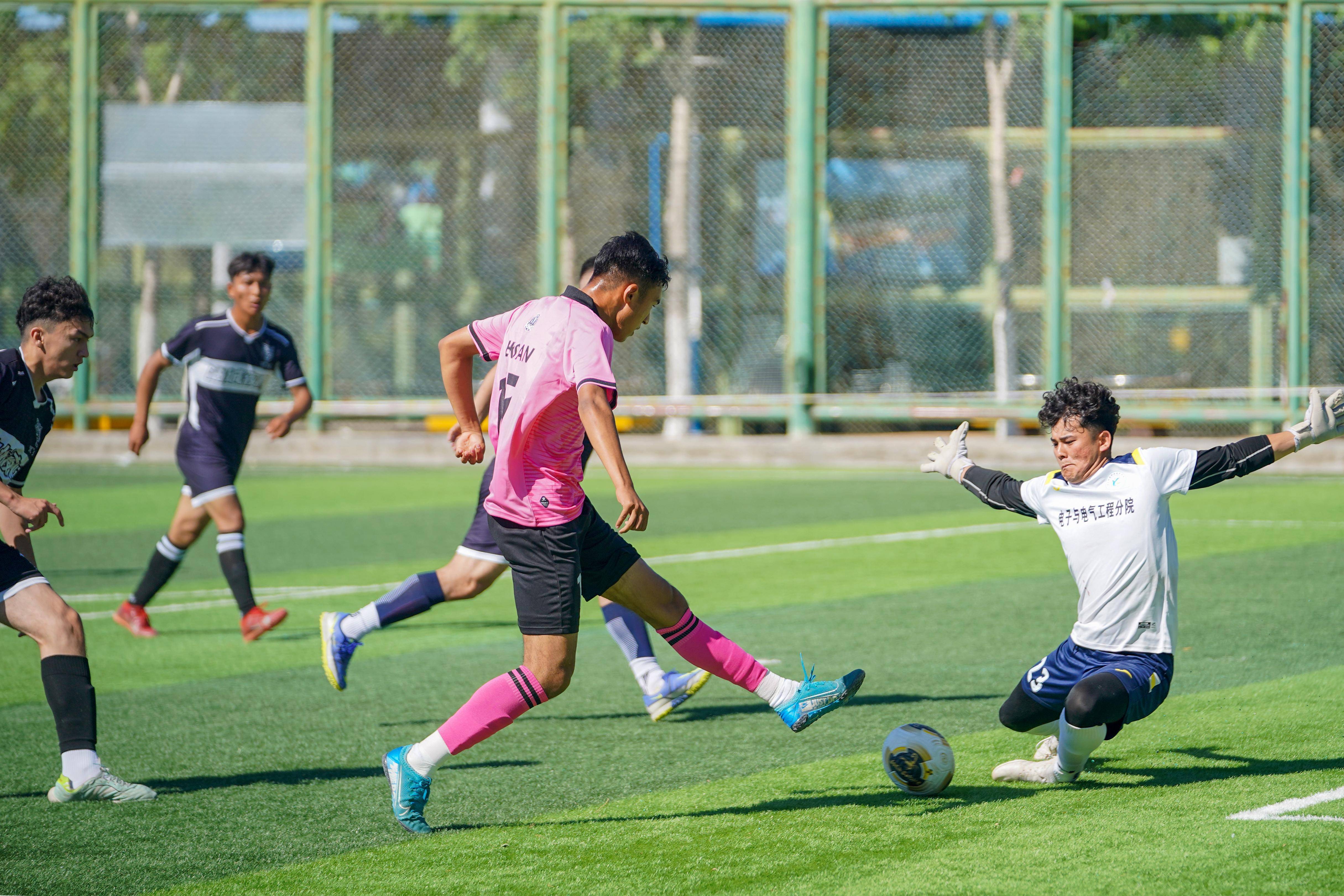 包含国内足球联赛影响力不断扩大，各方竞逐激烈的词条