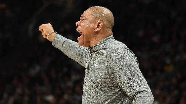 开云体育网站-网坛豪强遭遇困境，卫冕之路岌岌可危