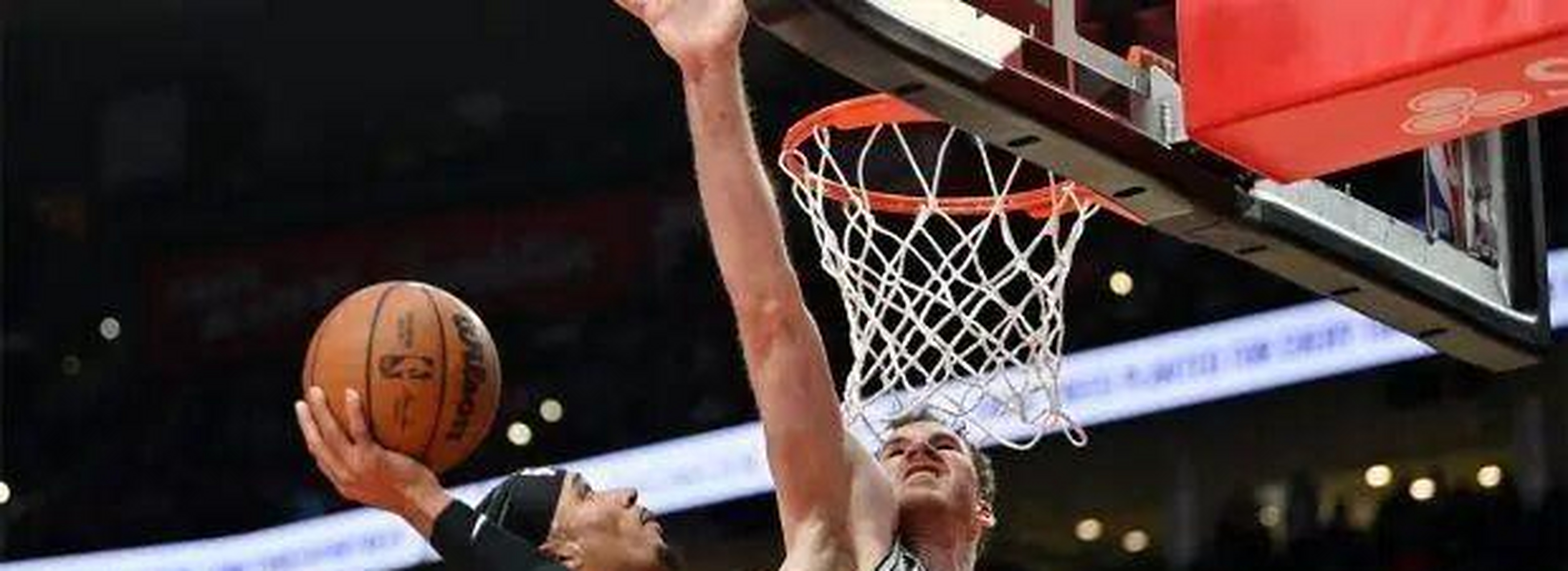 开云体育登录-开拓者击败马刺，利拉德上演爆发砍下30+得分