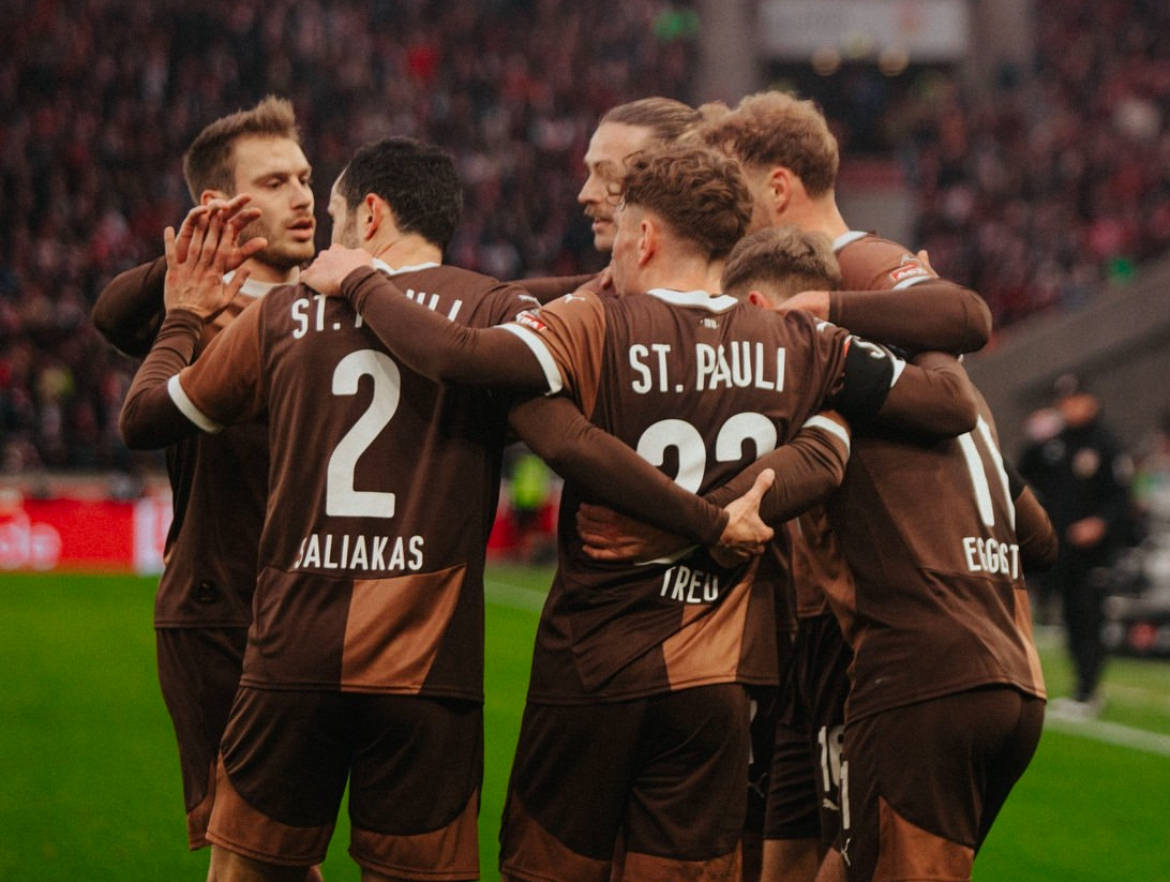 包含法兰克福主场战平圣彼得堡，小组赛阶段两连平的词条