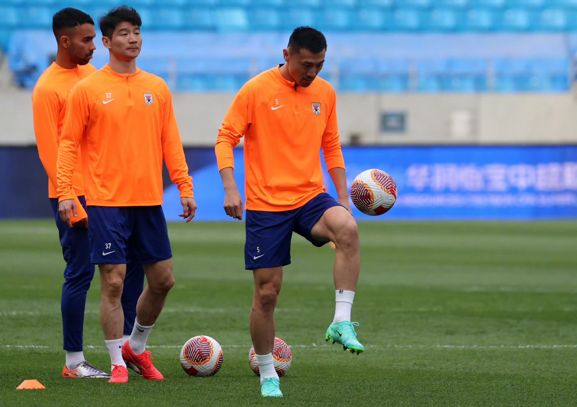 开云体育官方登录入口-足球比赛中，球员们全力以赴