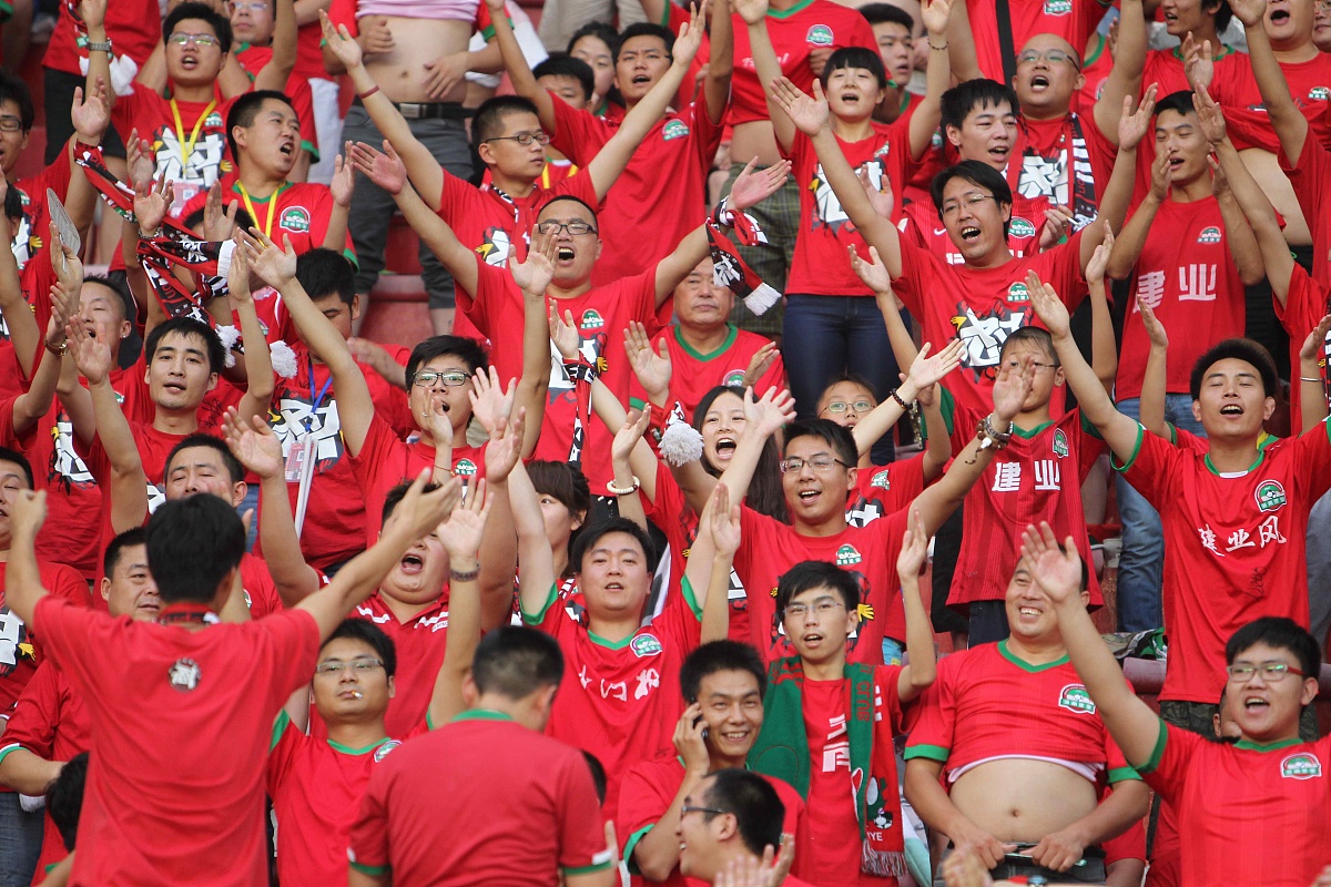 开云体育亚洲官网-关于热血沸腾的国内足球比赛，现场观众热情高涨的信息