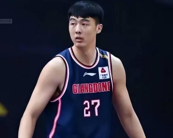 关于篮球赛场新星诞生，年轻球员刷新比赛记录的信息