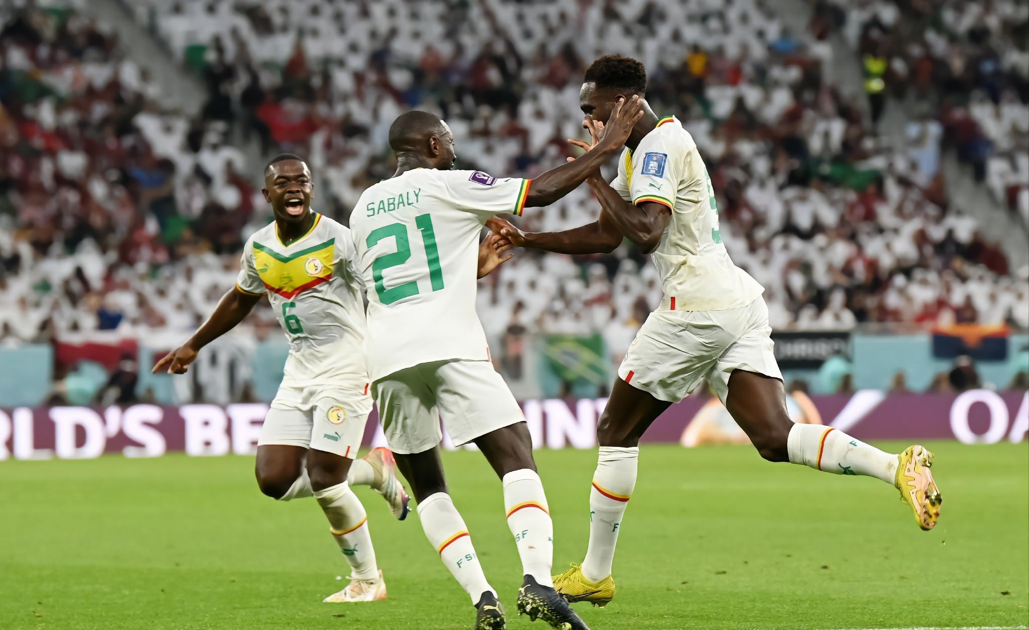 包含佛罗伦萨取得胜利，球队信心大增，目标冲击前四的词条