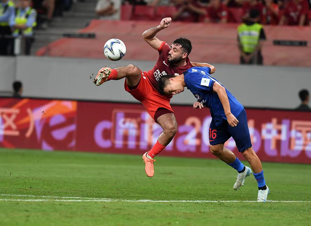 开云体育在线-足球赛场上的激烈对抗引关注