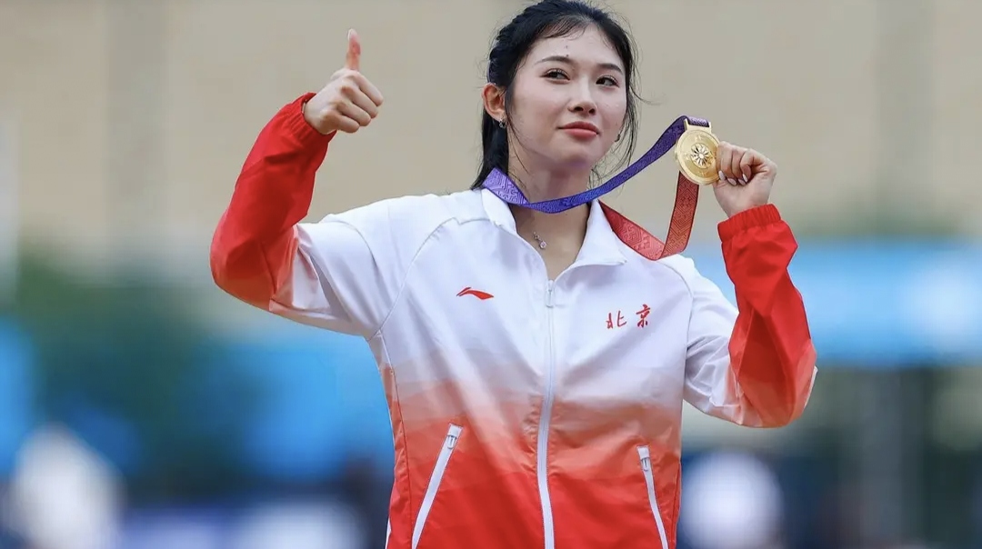 女子田径选手创造新纪录夺冠