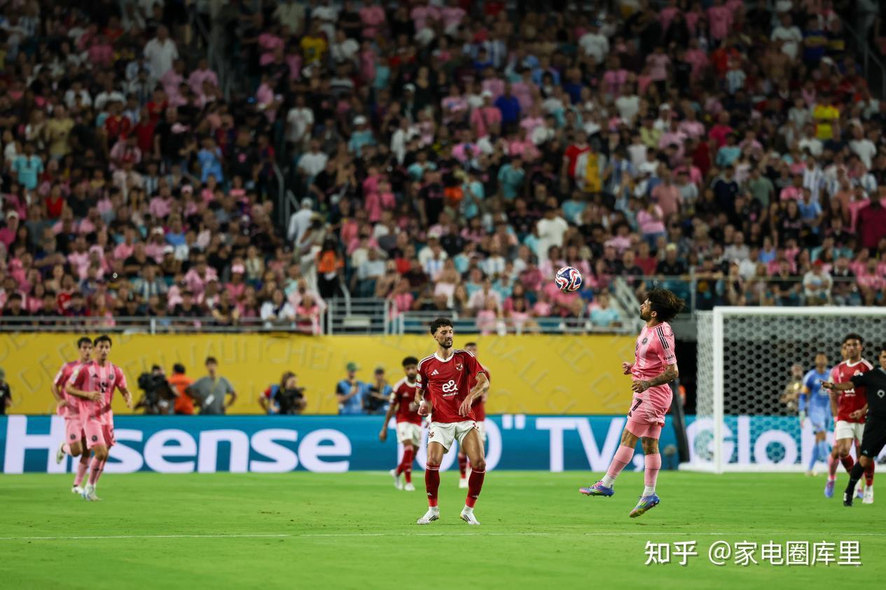 包含全球足球界新闻频频刷新人们视野的词条